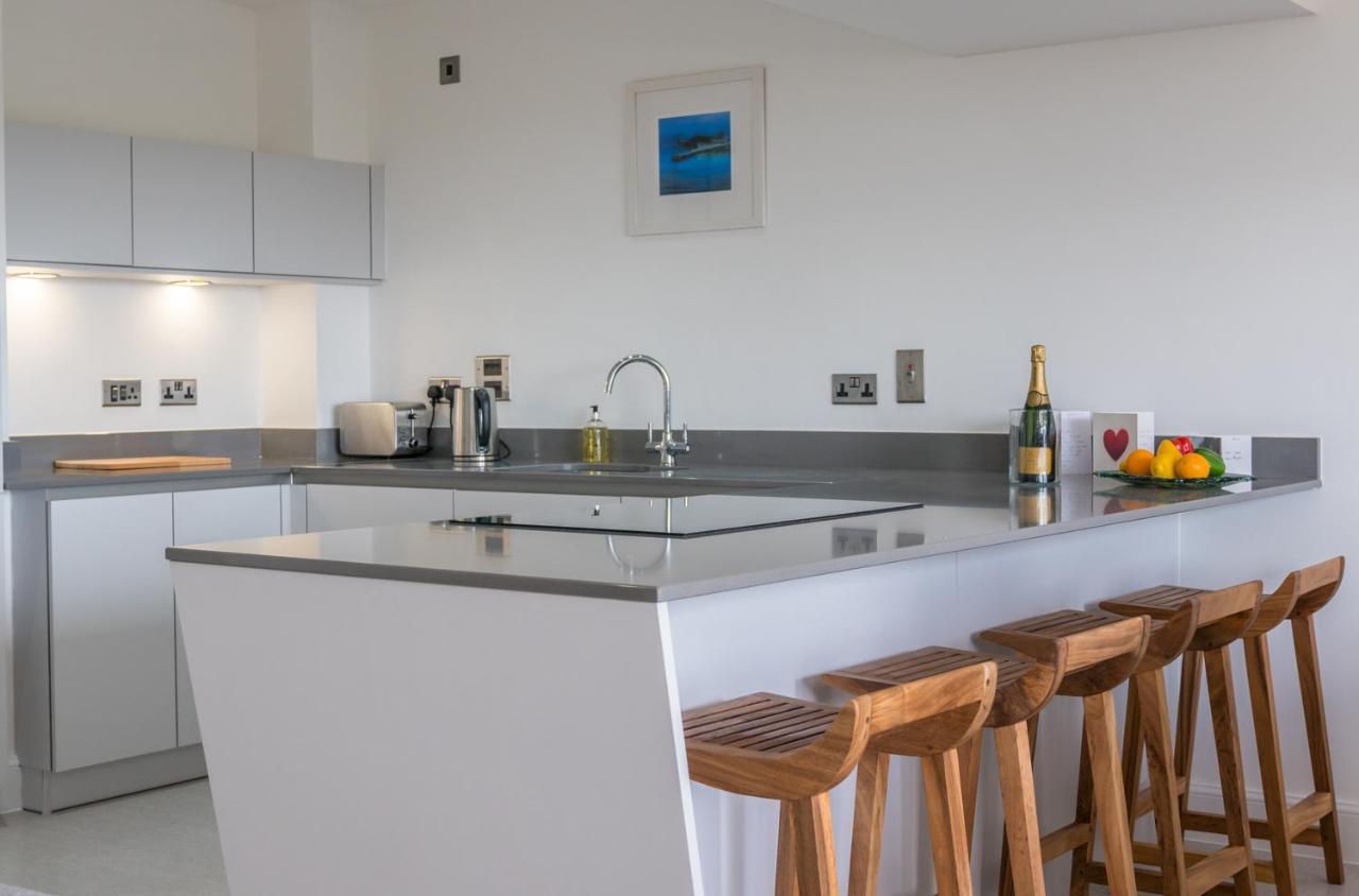 Apartment 3 Waterstone House - Sea Front Apartment, Hot Tub Tenby Zewnętrze zdjęcie