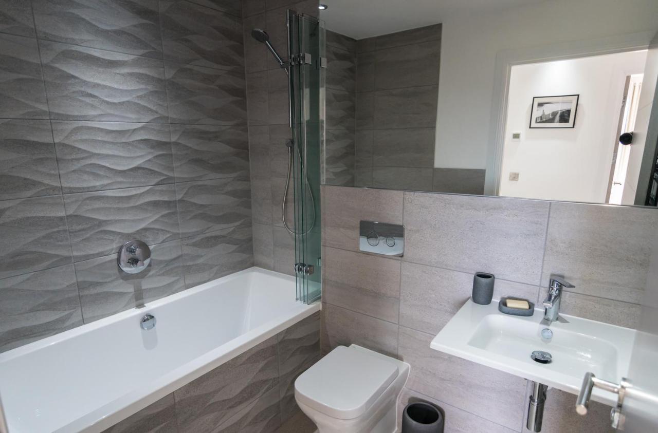 Apartment 3 Waterstone House - Sea Front Apartment, Hot Tub Tenby Zewnętrze zdjęcie